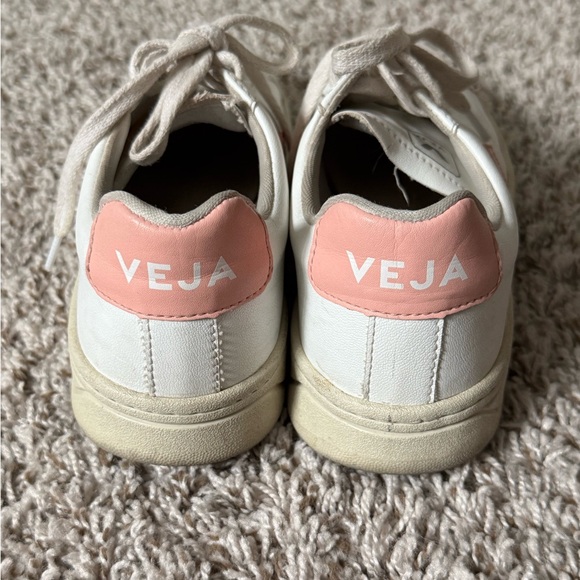 Veja 8 Urca Bicolor Low-Top Sneakers in Pink and White - Picture 4 of 9